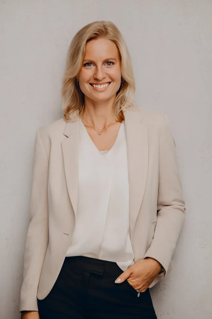 Dr. Larissa Hornig, lächelnd im hellen Blazer – Beratung und Begleitung für Angehörige von Menschen mit Suchterkrankung